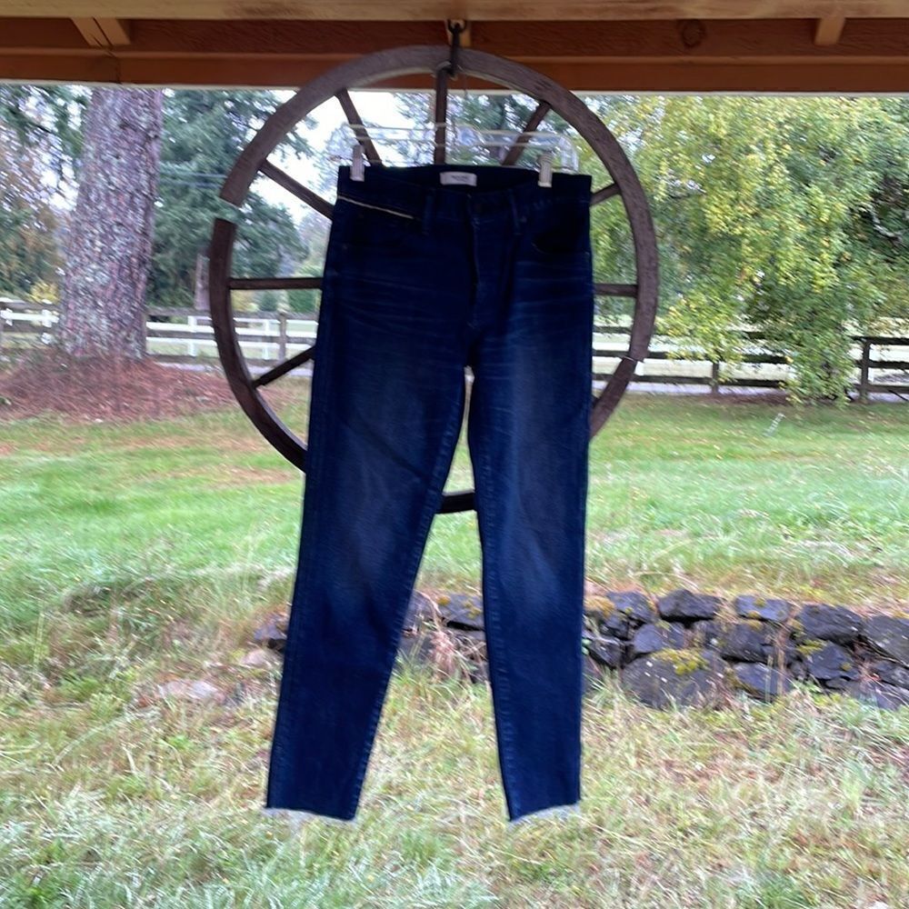 Moussy Vintage woman’s blue jeans with a raw hem